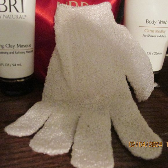 L'BRI Valentine Pamper Pack Body Scrub, Body Wash, Clay Masque free shpg - Picture 2 of 10